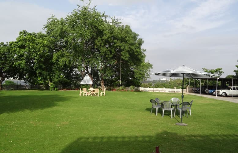 The lawns at Devendra Garh